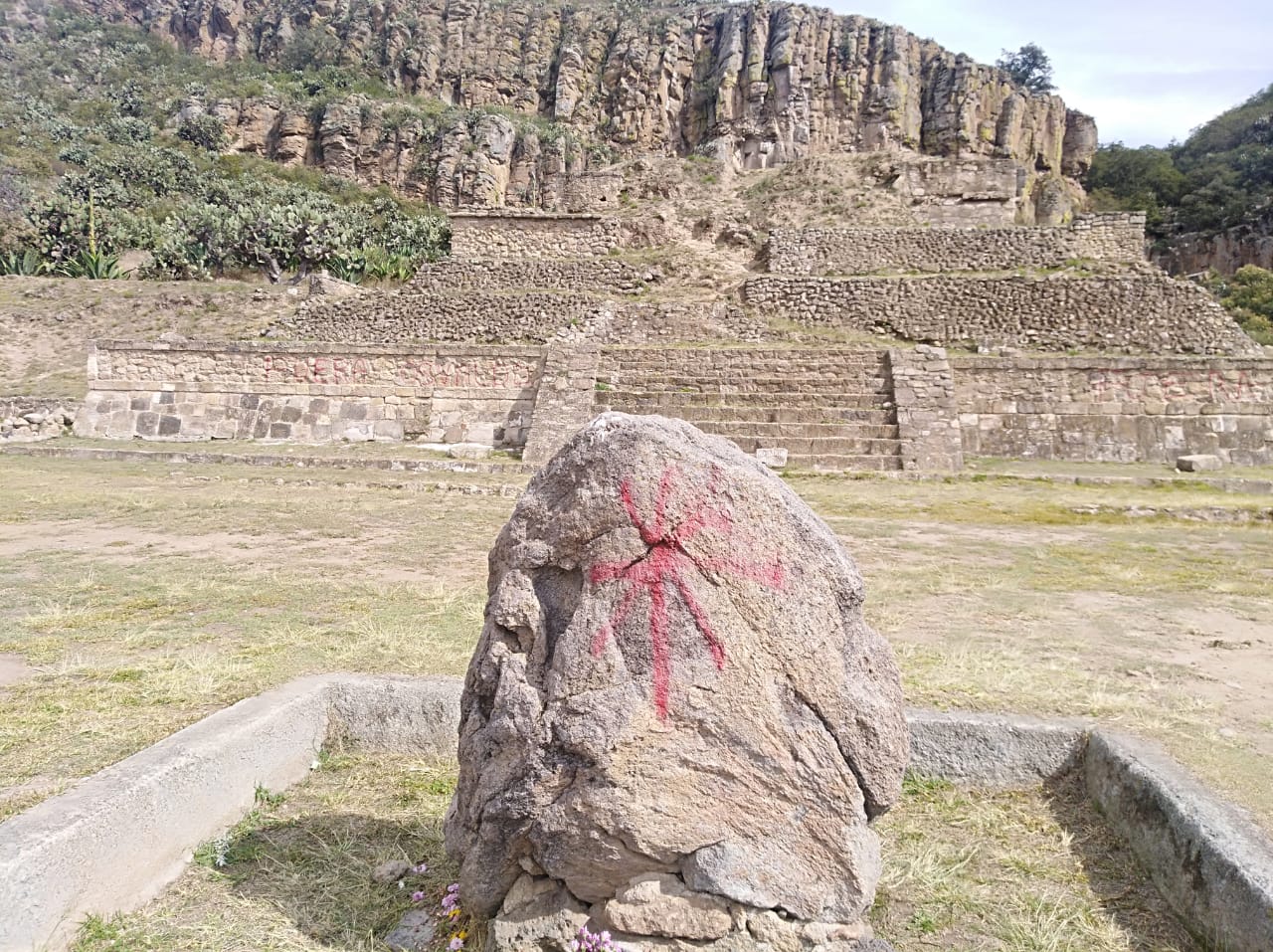 Por pintas en la Zona Arqueológica de Huapalcalco, INAH inicia procedimientos penales