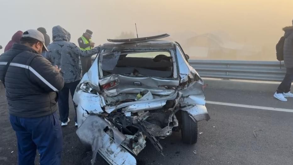 Choca pipa con auto en carretera al AIFA