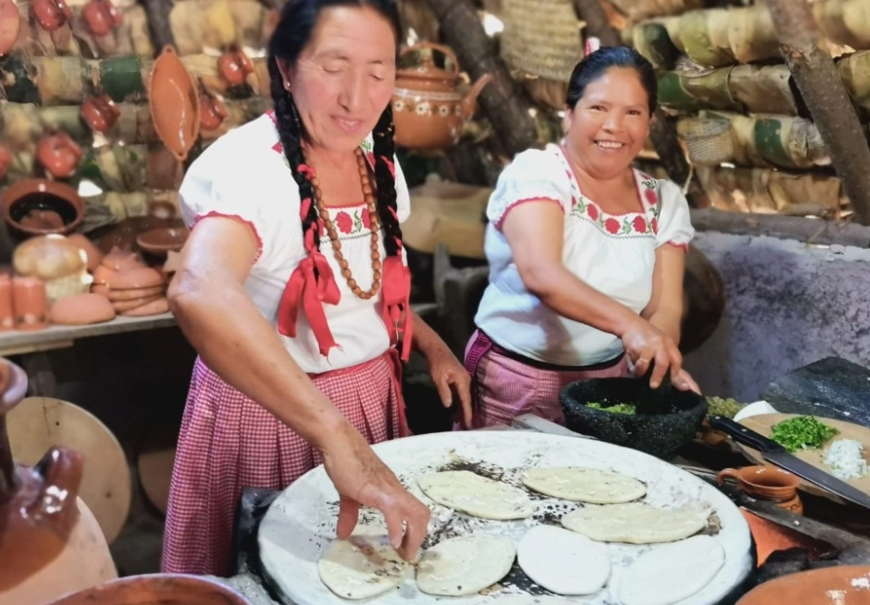 Cocinera tradicional de Hidalgo pide protección ante amenazas de su vecina