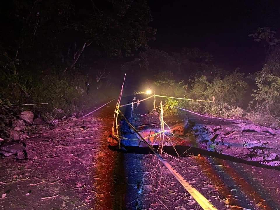 Lluvias ocasionan socavón en carretera Pisaflores-Chapulhuacán