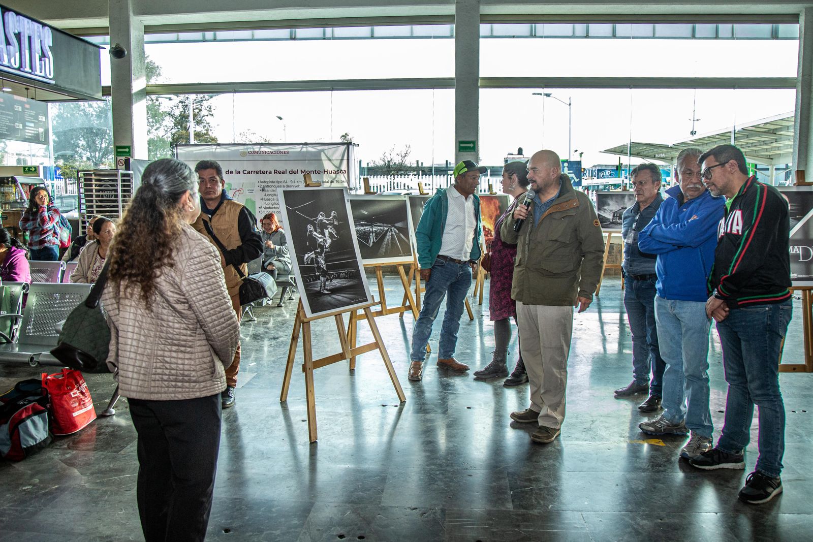 Muestra fotográfica ‘Madeja Discursiva’ llega a la Central de Autobuses