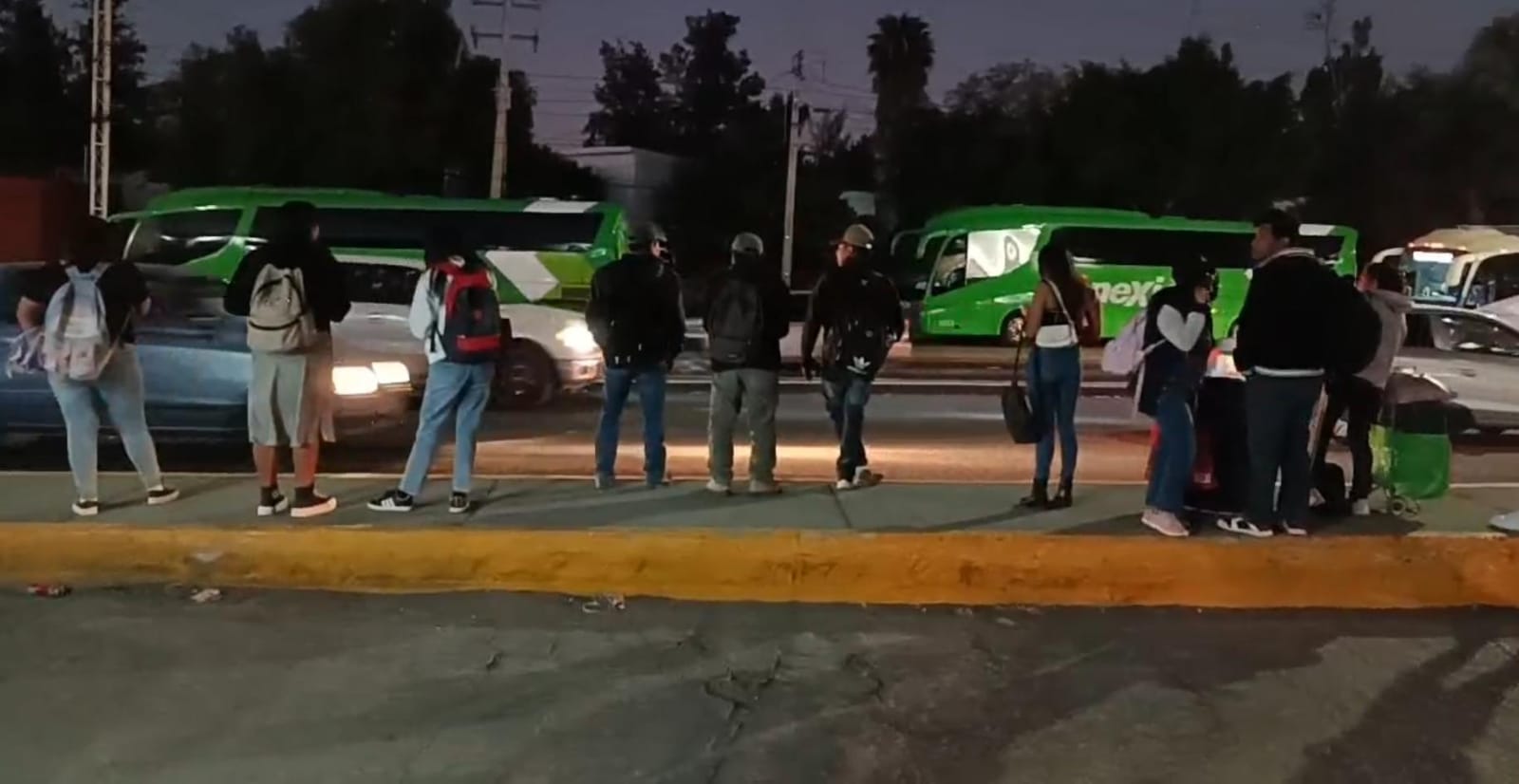 Más de 12 horas cumplen los bloqueos carreteros de pobladores de San Salvador