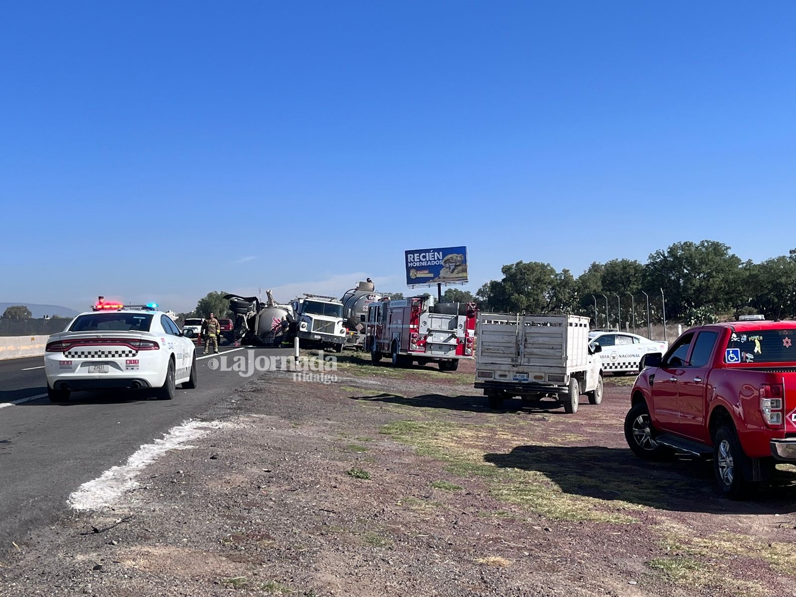 Autopista México-Pachuca: vuelca pipa con material peligroso