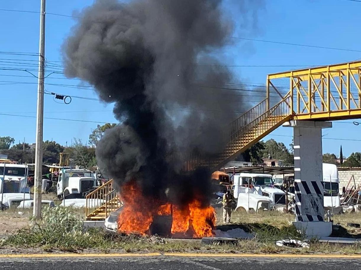 Carretera Pachuca-Actopan: se incendia camioneta