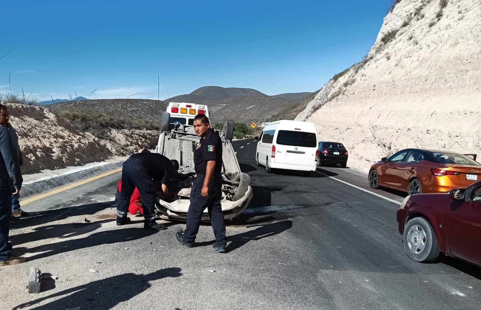 Volcadura en la carretera México-Laredo deja un herido grave y afecta la circulación