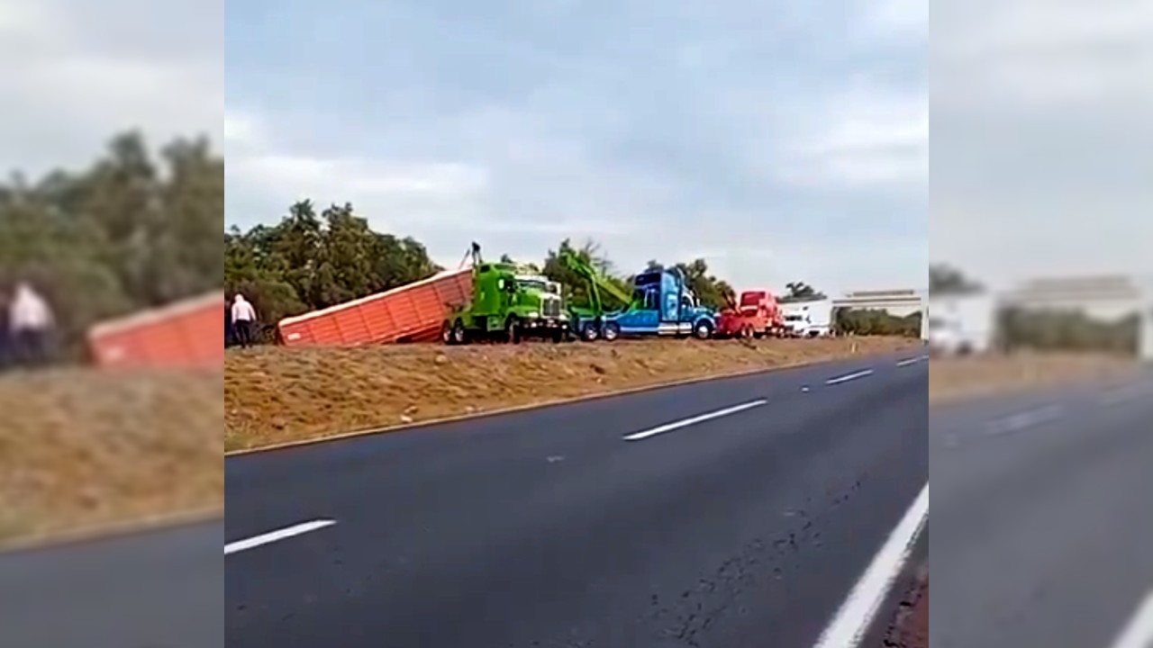 Autopista México-Pirámides: vuelca tráiler con cebada y afecta a conductores de Tulancingo