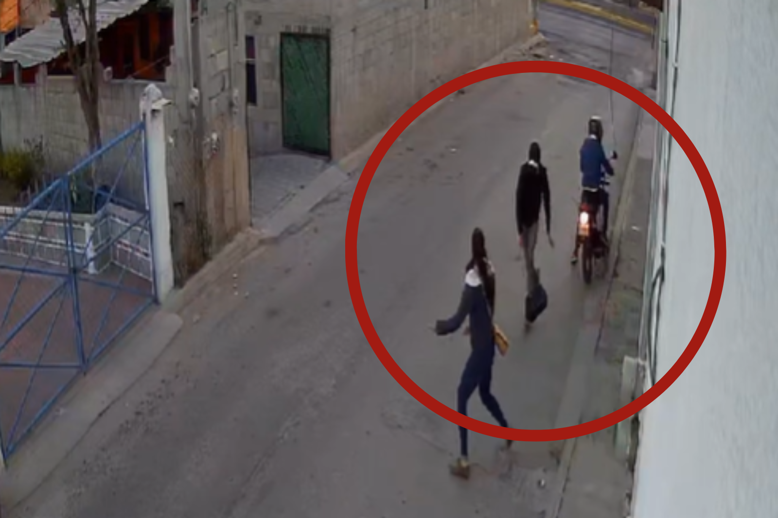 VIDEO. Mujer escapa de violento asalto con machete en Tula de Allende