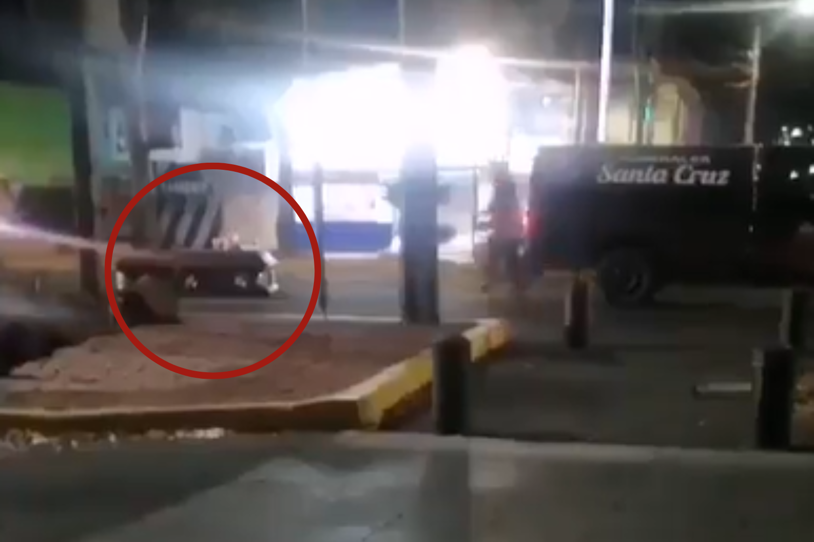 Ataúd cae de camioneta de una funeraria y queda en mitad de la calle. VIDEO