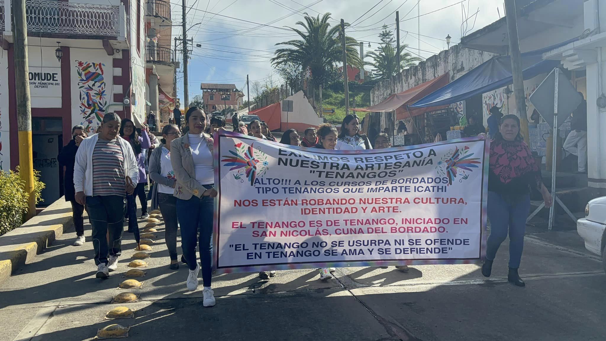 Protestan bordadores de Tenango de Doria por cursos del Icathi