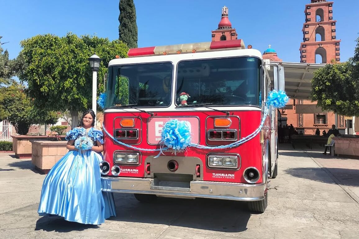 Quinceañera en Hidalgo homenajea a sus padres bombero y enfermera en sesión de fotos