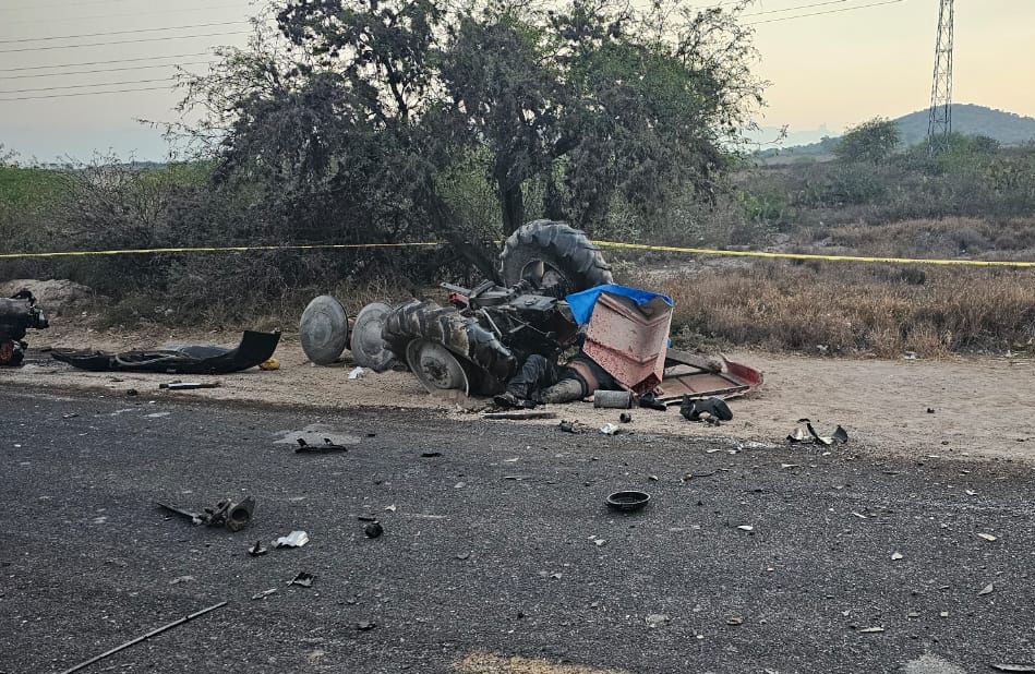 Carretera Actopan-Chicavasco: accidente entre tractor y ‘combi’ deja una persona sin vida