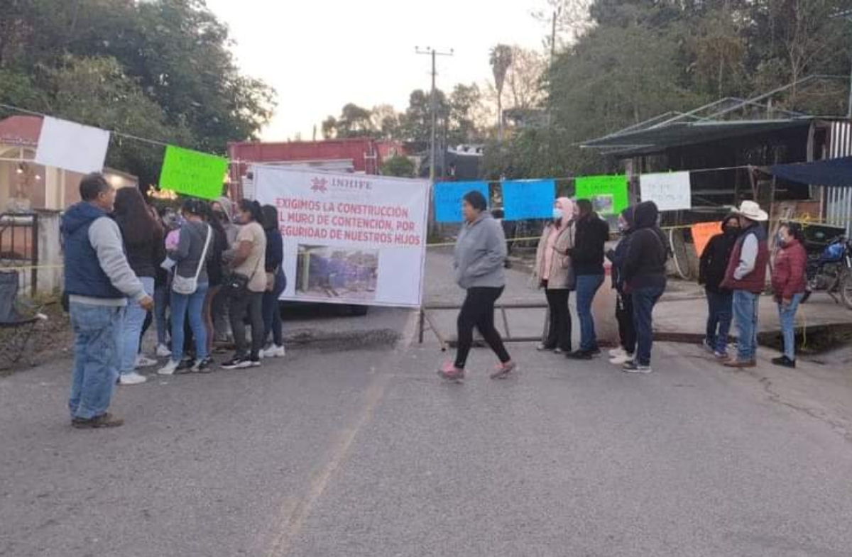 Carretera México-Laredo: padres de familia realizan bloqueo; exigen obra de INHIFE