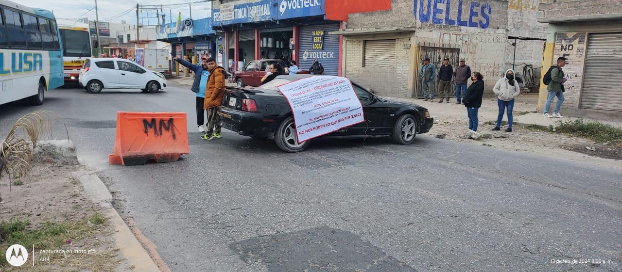 Tlahuelilpan: padres de familia cierran carretera; exigen devolución de dinero