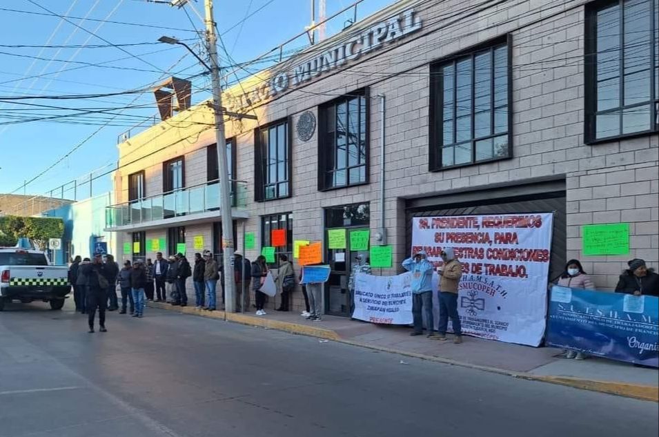 Trabajadores de la alcaldía de San Agustín Tlaxiaca cierran presidencia por protesta