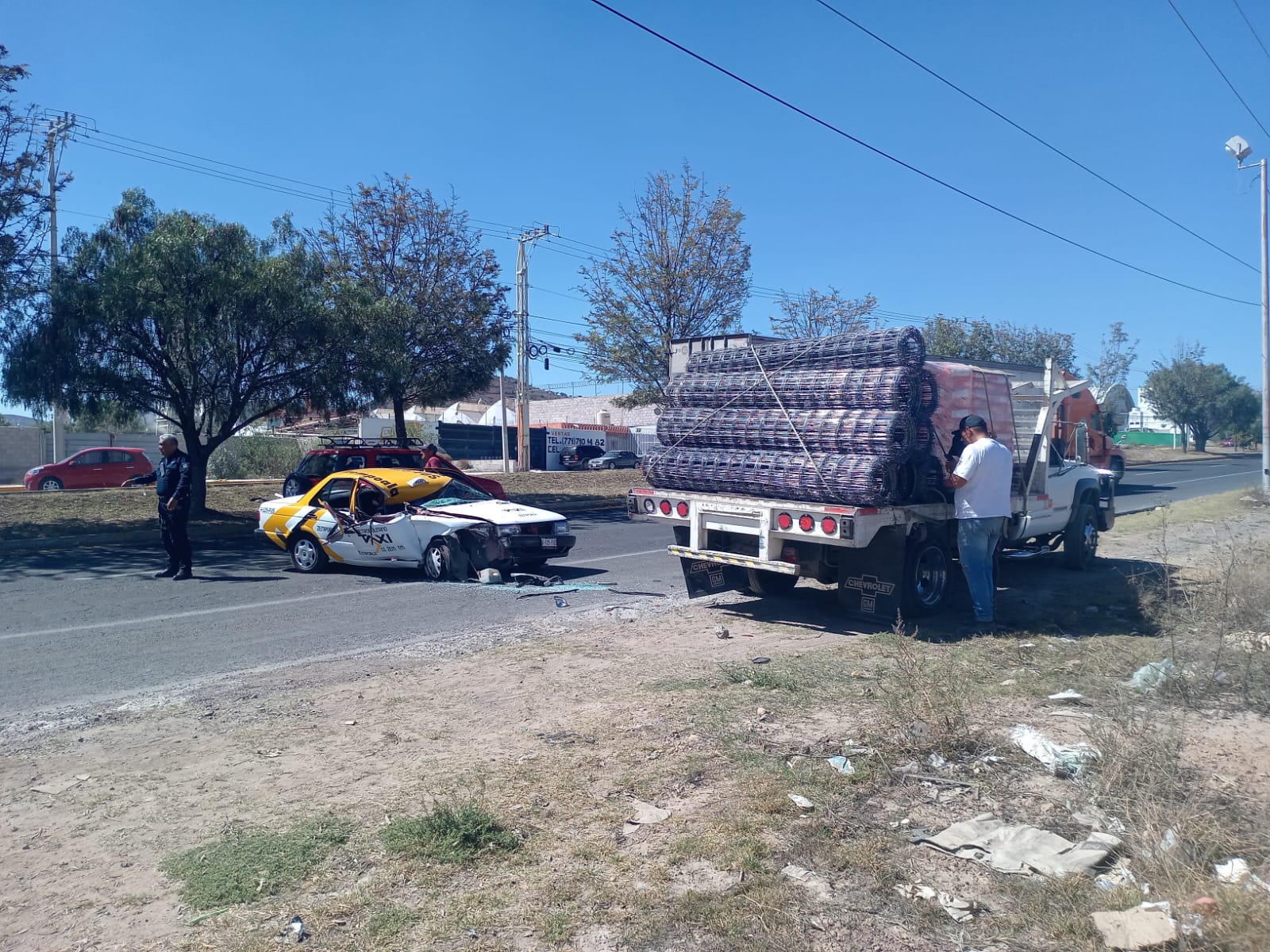 Accidente en Pachuca: taxi choca contra camioneta de carga; hay un lesionado