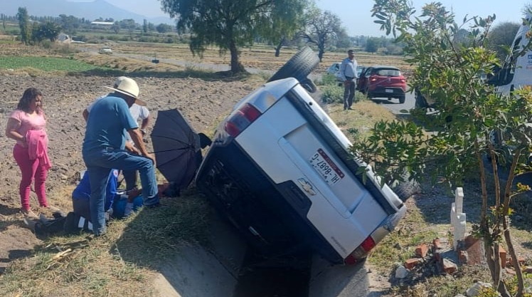 Tezontepec de Aldama: dos heridos tras volcadura de camioneta