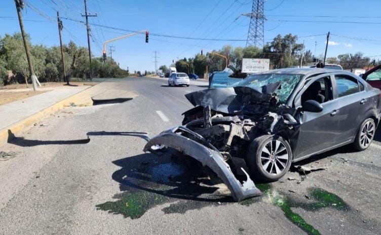 Atitalaquia: auto destrozado tras fuerte accidente en carretera Jorobas-Tula