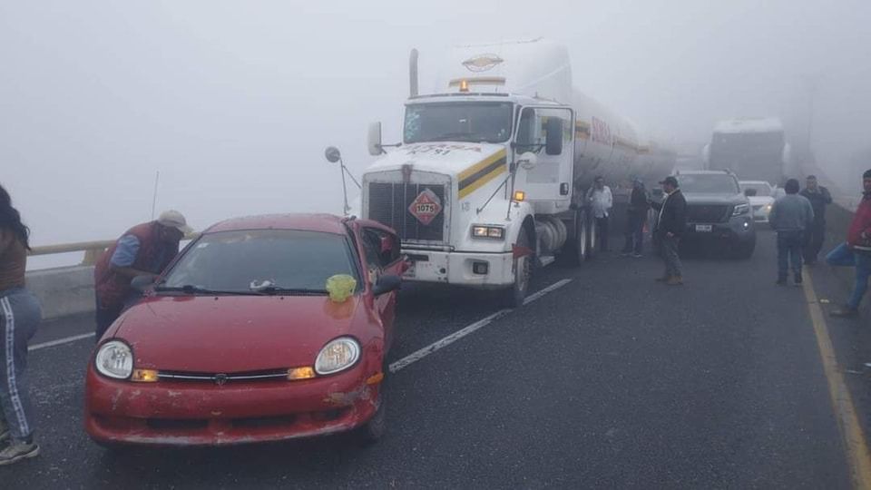 Carambola en la autopista México-Tuxpan deja ocho vehículos dañados