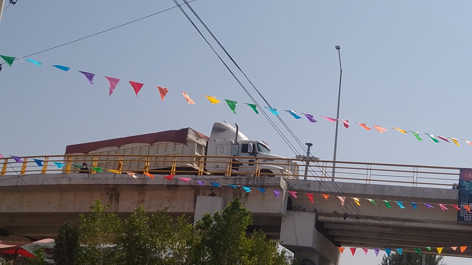 Ixmiquilpan: tráiler invade carril y causa accidente; un lesionado