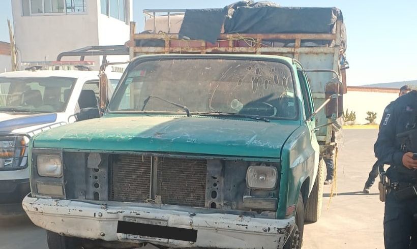 Aseguran camioneta de materiales huachicolera en Nopala de Villagrán