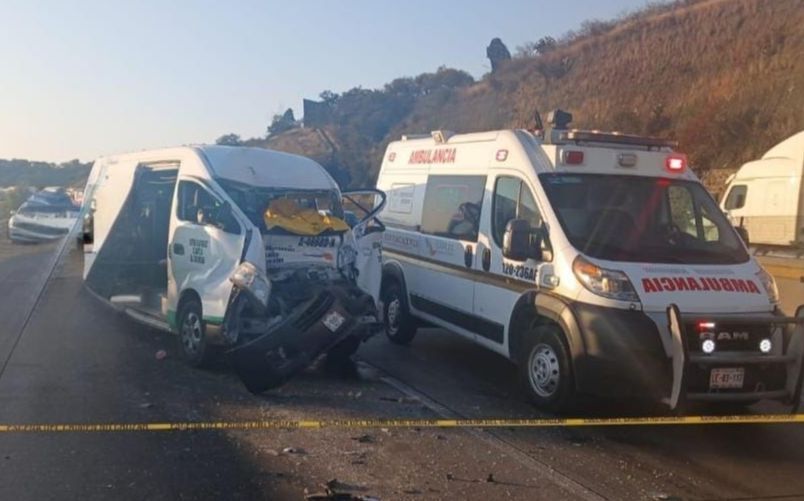 Autopista México-Querétaro: tráiler impacta a urvan; una persona sin vida