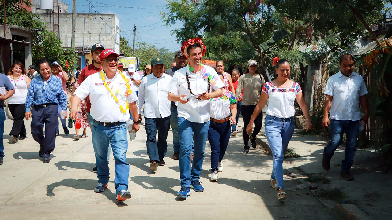 Daniel Andrade recorre colonias de Huejutla