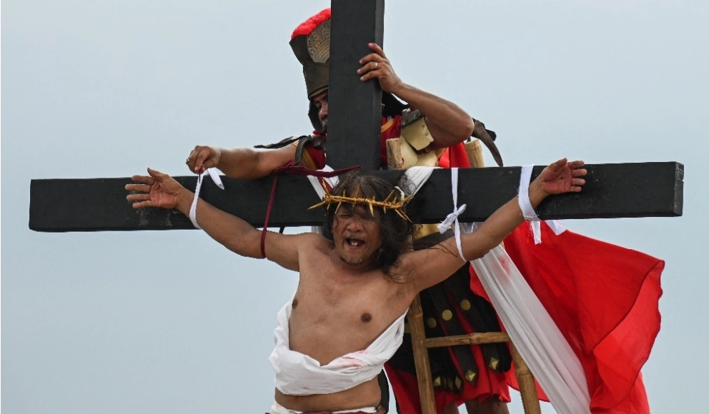 Hombre filipino se crucifica por la paz en Ucrania y Gaza