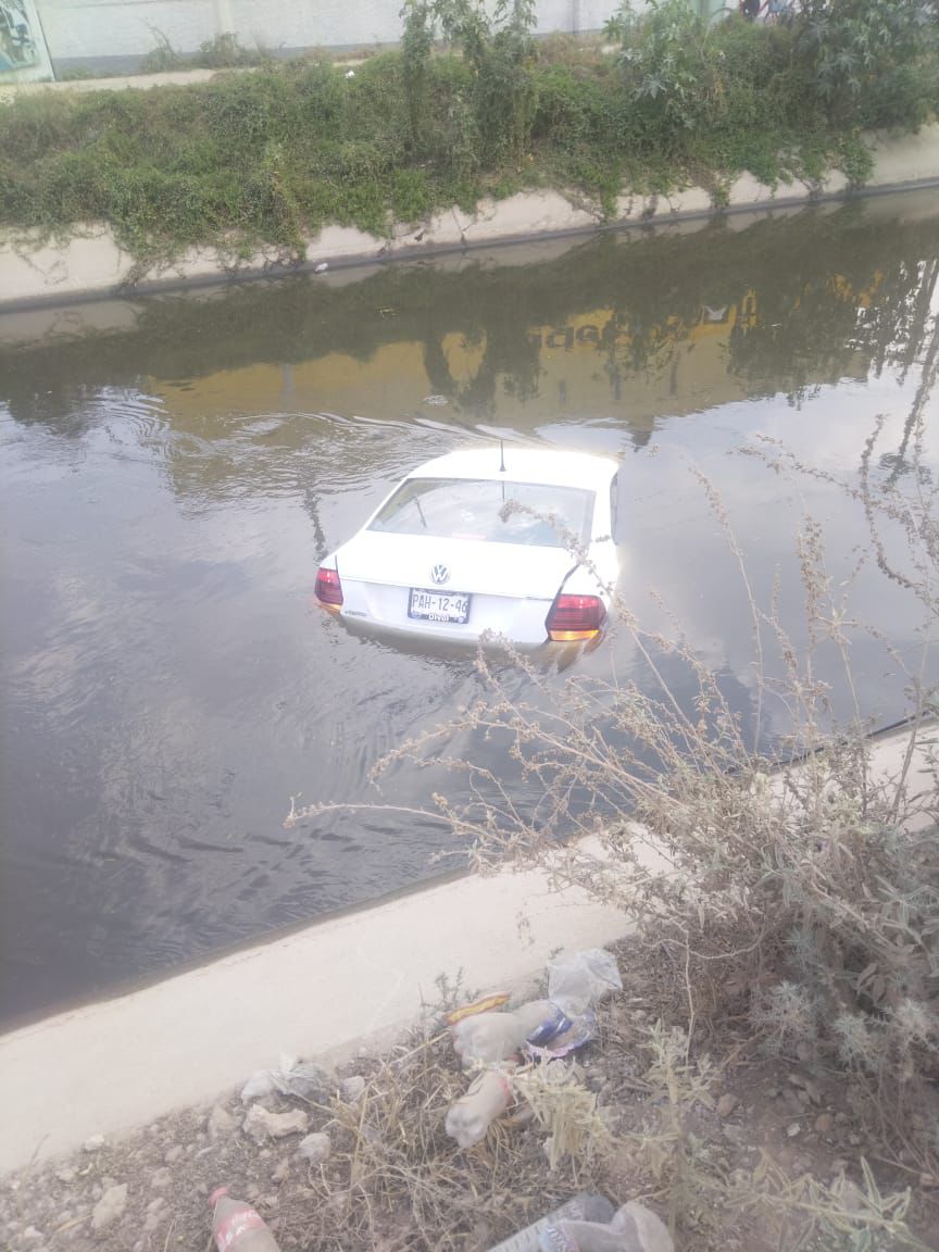 Accidente en Tula: auto pierde el control y cae a canal de aguas negras