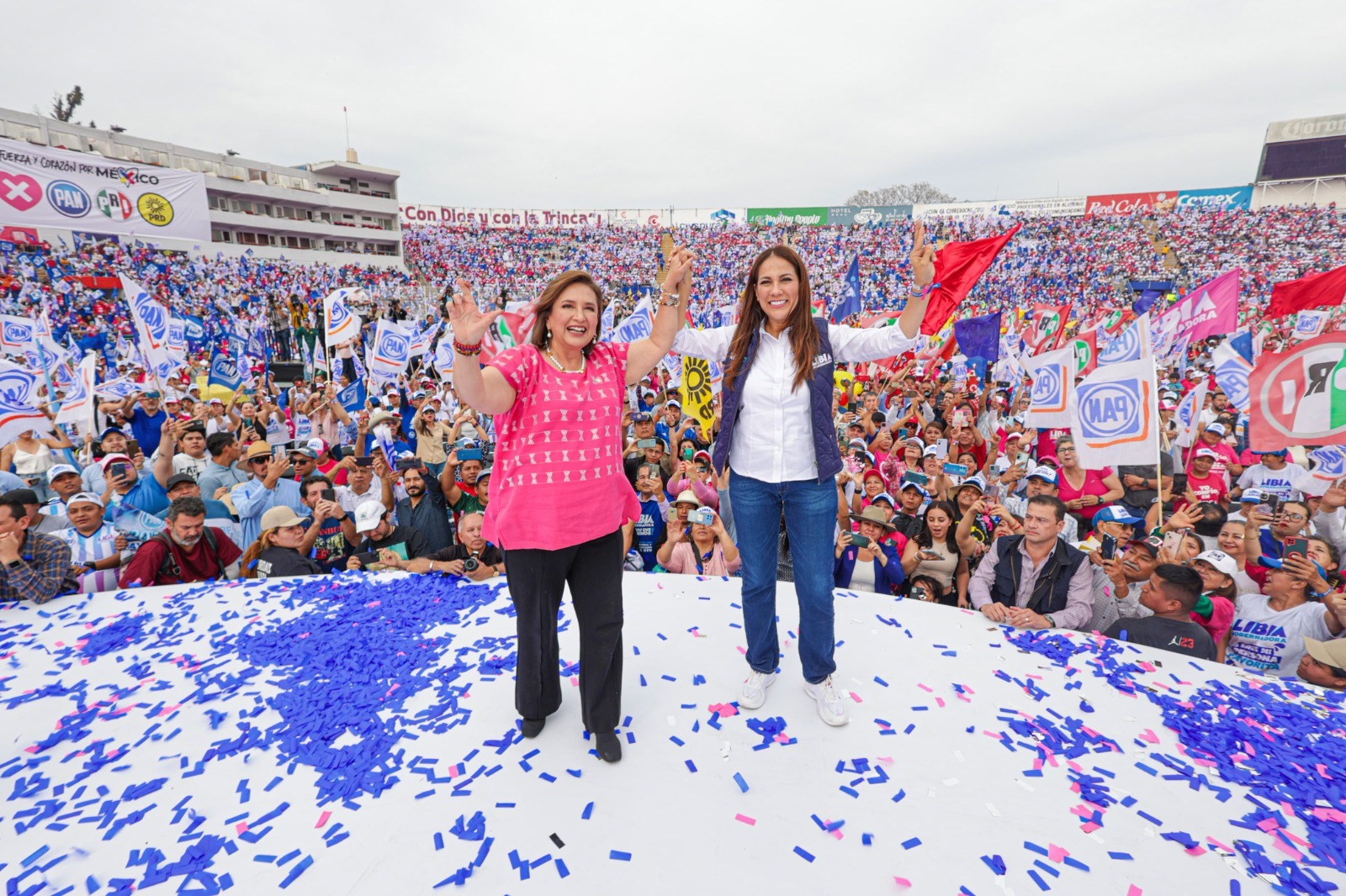 Xóchitl Gálvez firma compromiso para mantener programas sociales