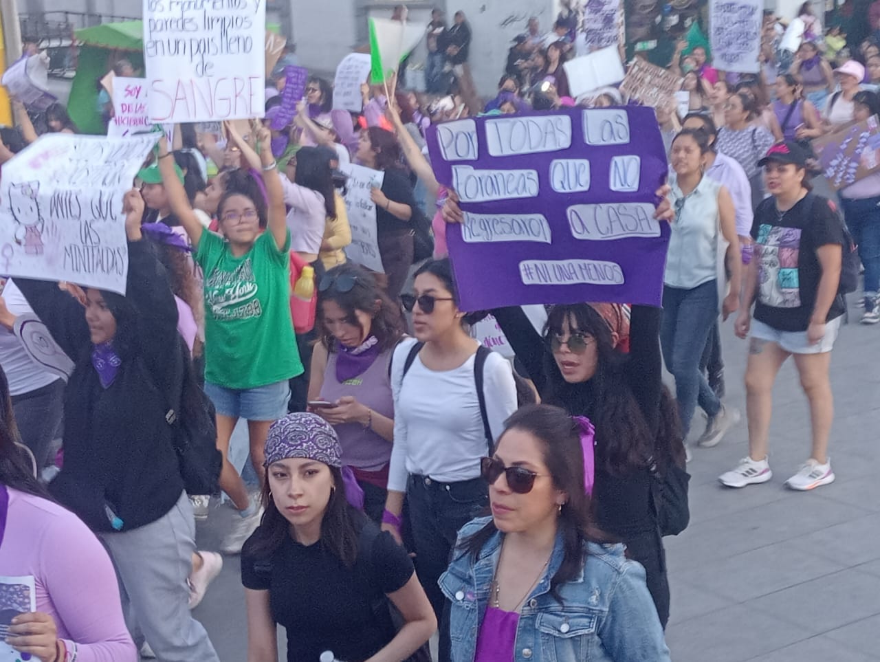 8M: Marchan más de 6 mil mujeres en Pachuca