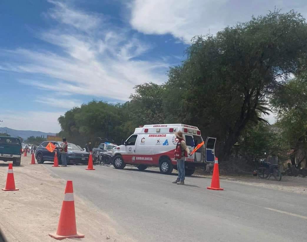 Carretera Ixmiquilpan-Cardonal: accidente automovilístico deja tres personas heridas