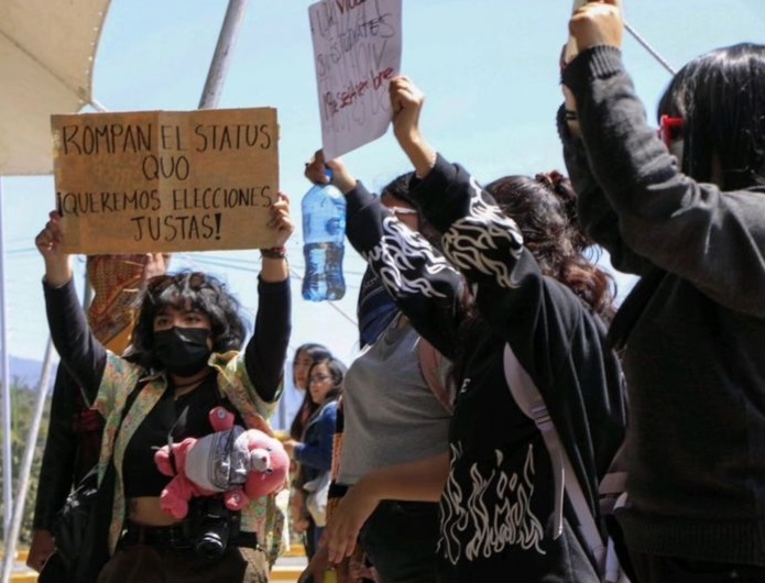 UAEH: estudiantes del ICSHu reavivan protesta y trabajadores intentan impedirla | VIDEO