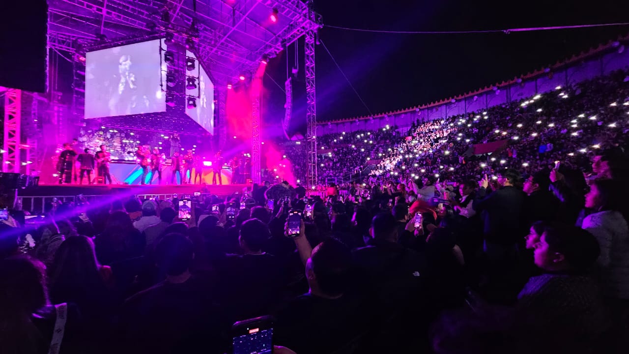 Natanael y Conriquez llenan la Plaza de Toros con sus corridos