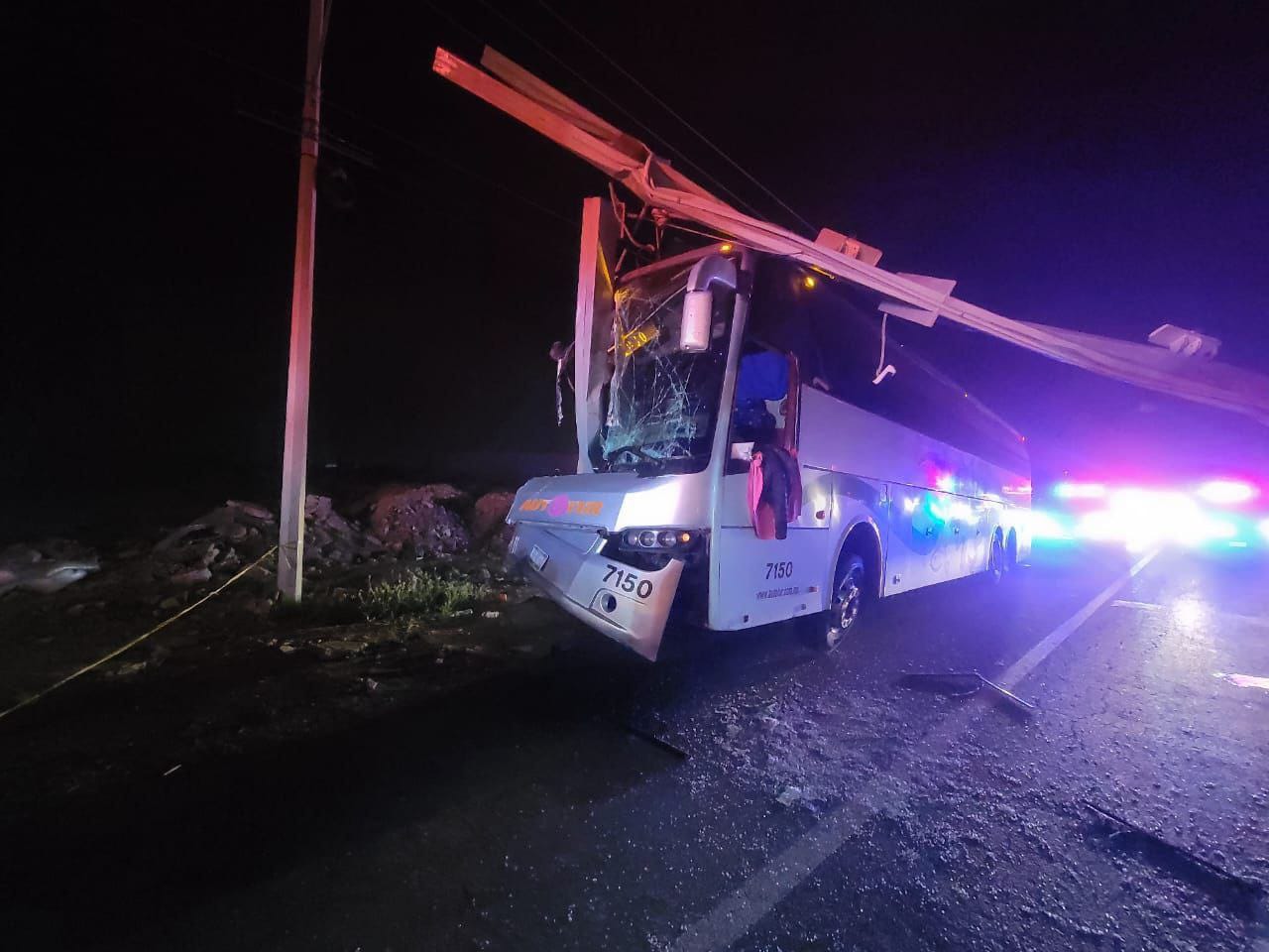 Choque de autobús en la carretera Pachuca-Sahagún deja tres heridos