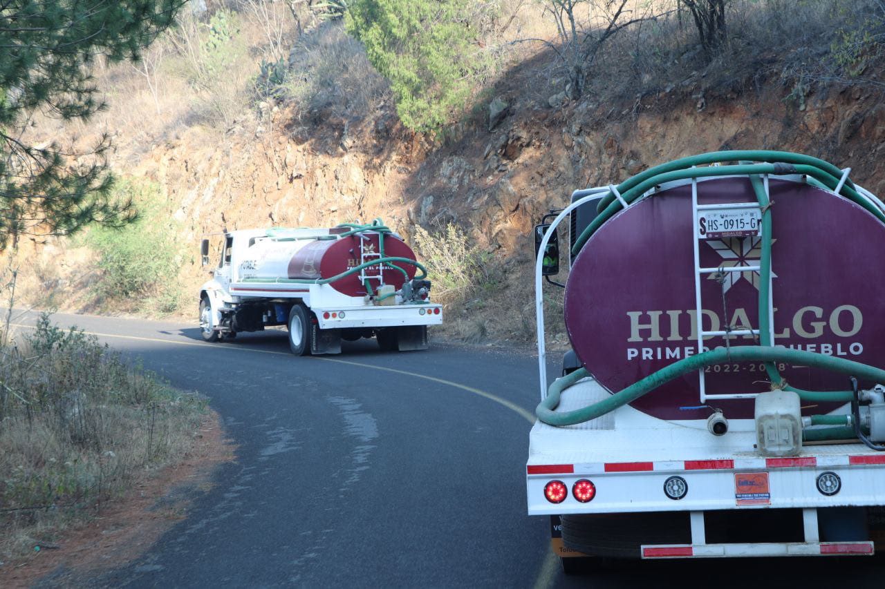 Llegan aeronaves y pipas para combatir incendio forestal en Nicolás Flores