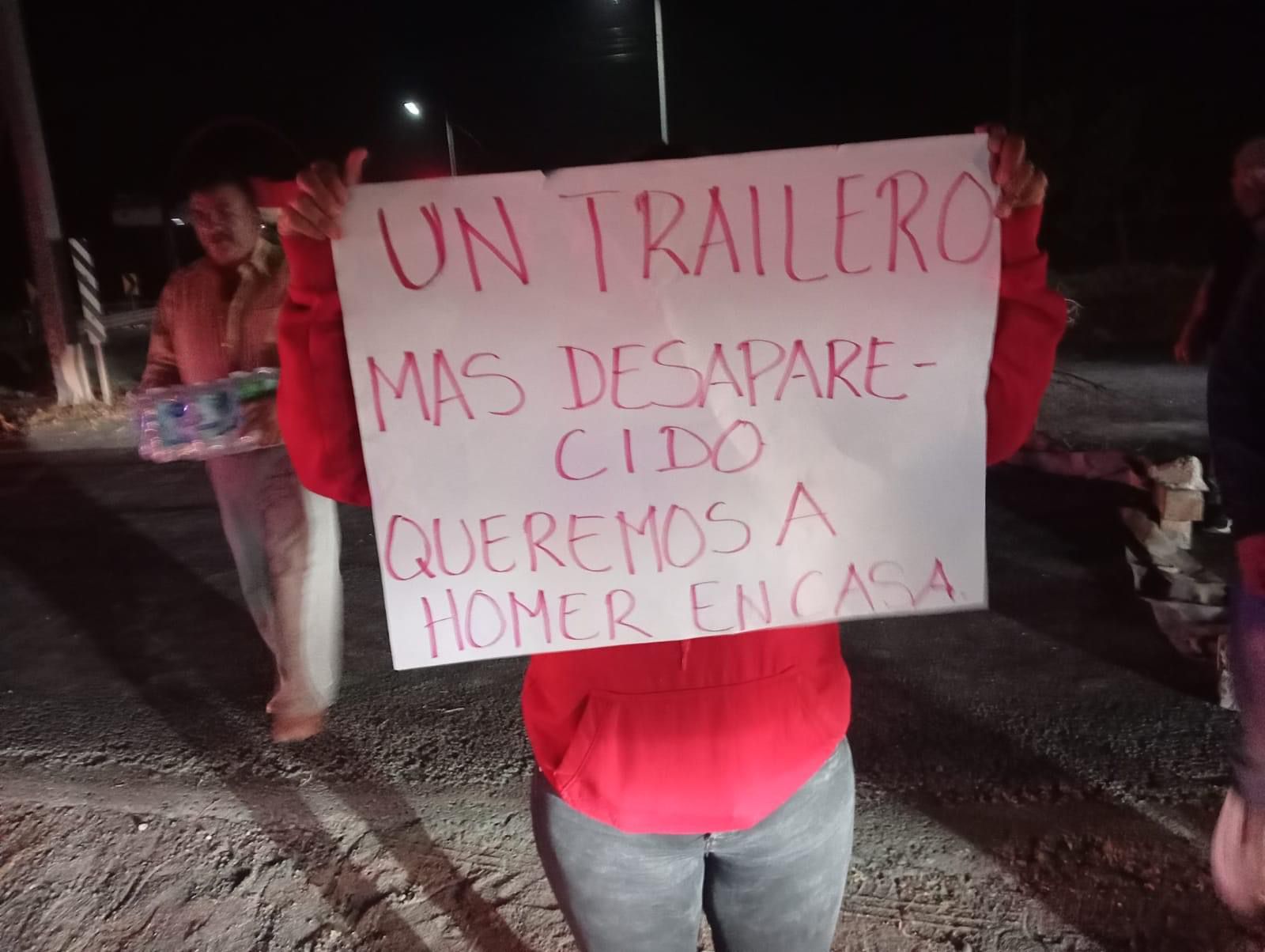 Bloquean carretera Tula-Tlahuelilpan por desaparición de trailero