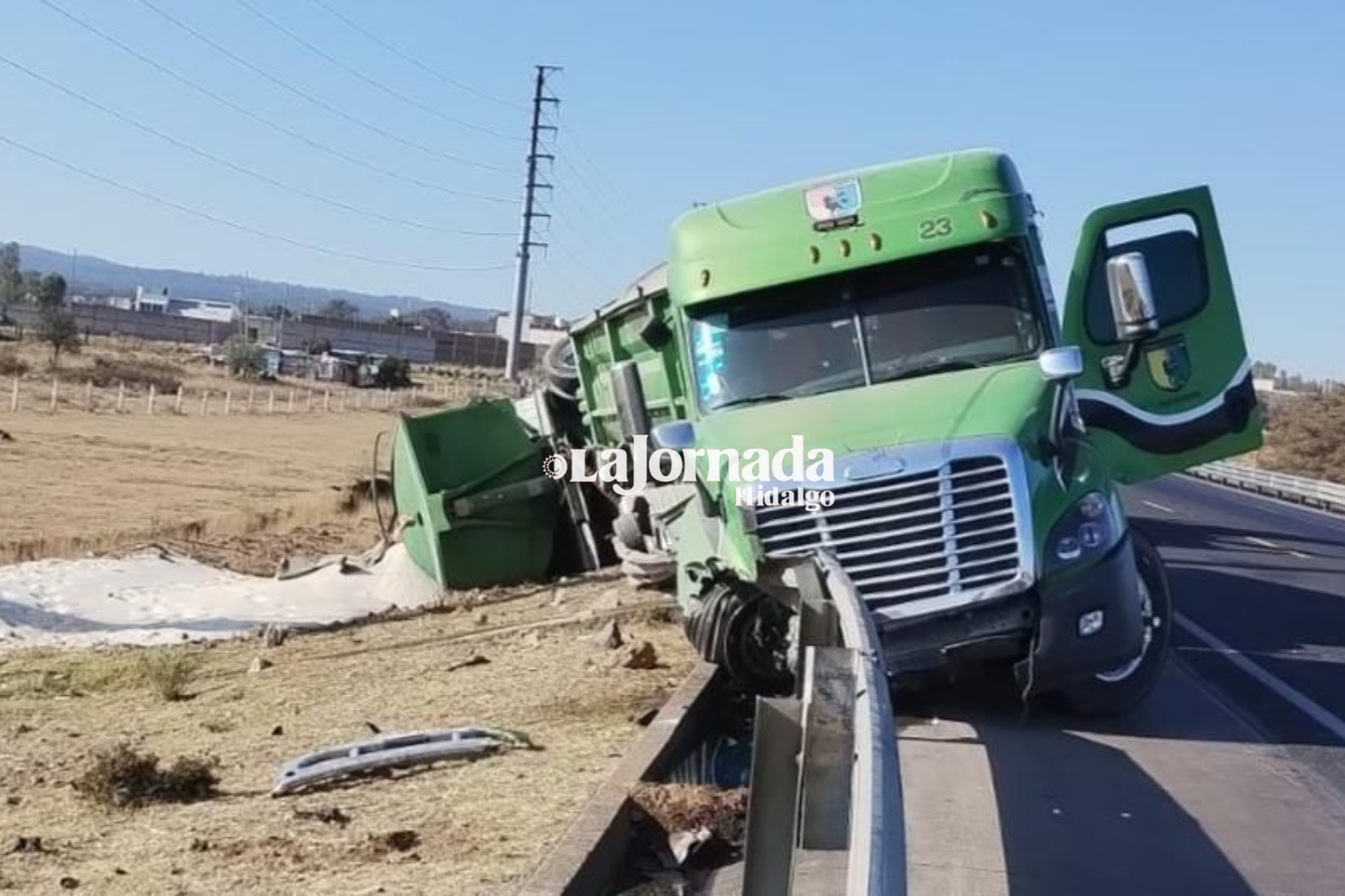 Tractocamión se sale del camino y choca en la carretera México-Tuxpan