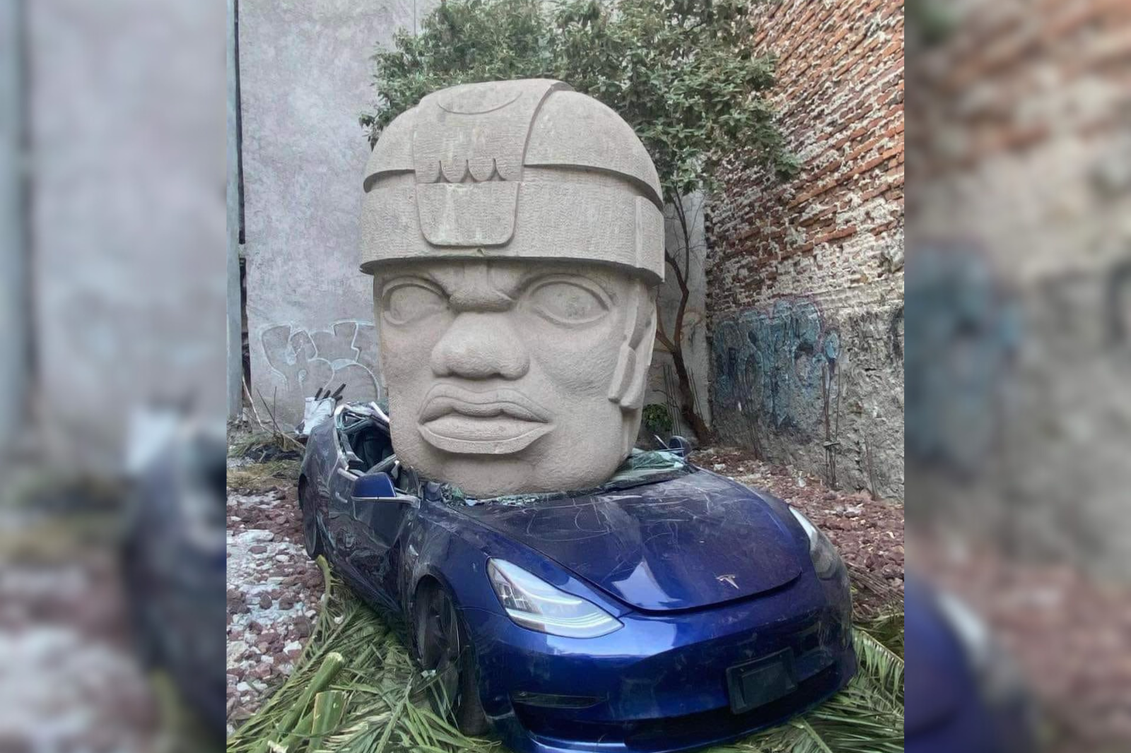 Artista hidalguense causa sensación con Tesla aplastado por cabeza Olmeca