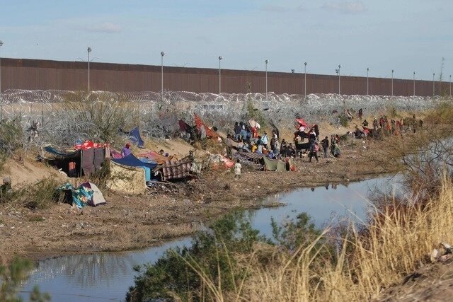 Migrantes intentan cruzar masivamente a EU; intentan derribar malla