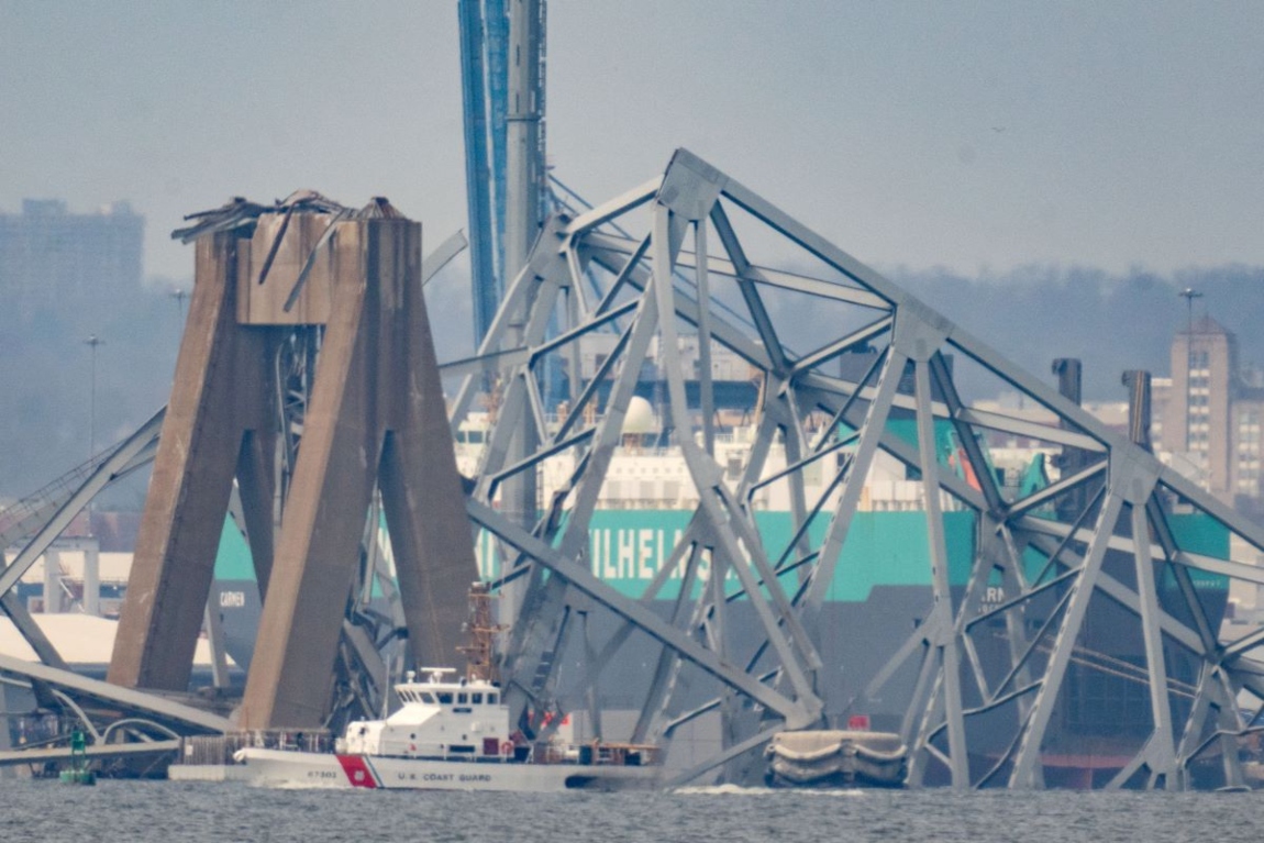 Inician trabajos de limpieza de puente derrumbado en Baltimore