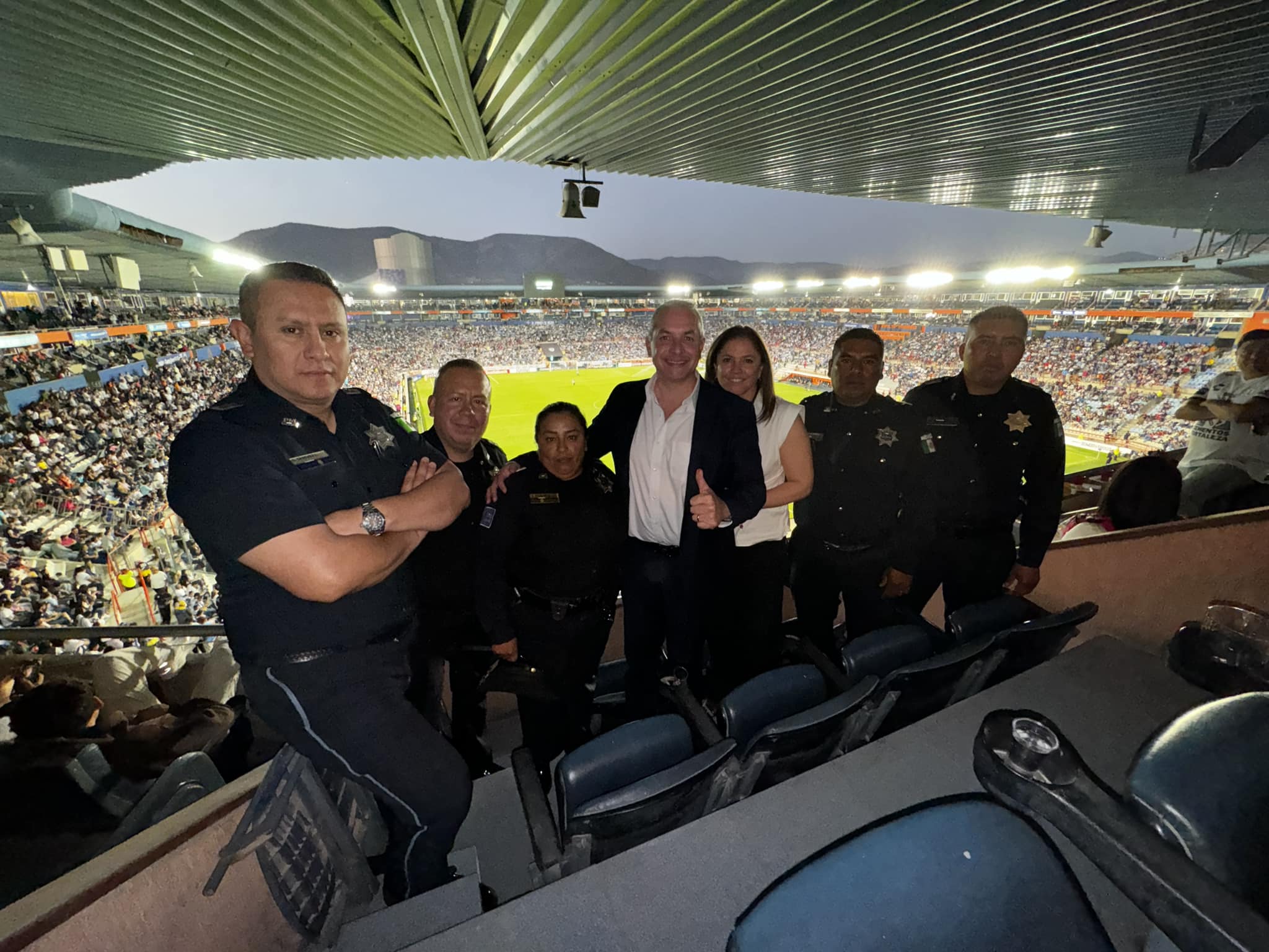 Policías detienen a ladrón del Herediano y Sergio Baños los lleva a ver partido del Pachuca