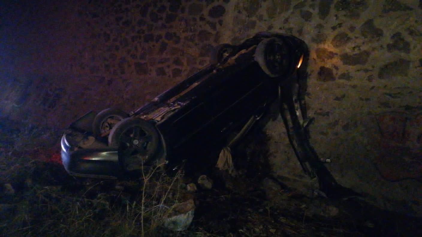 Tula: auto cae de puente; conductor sobrevive