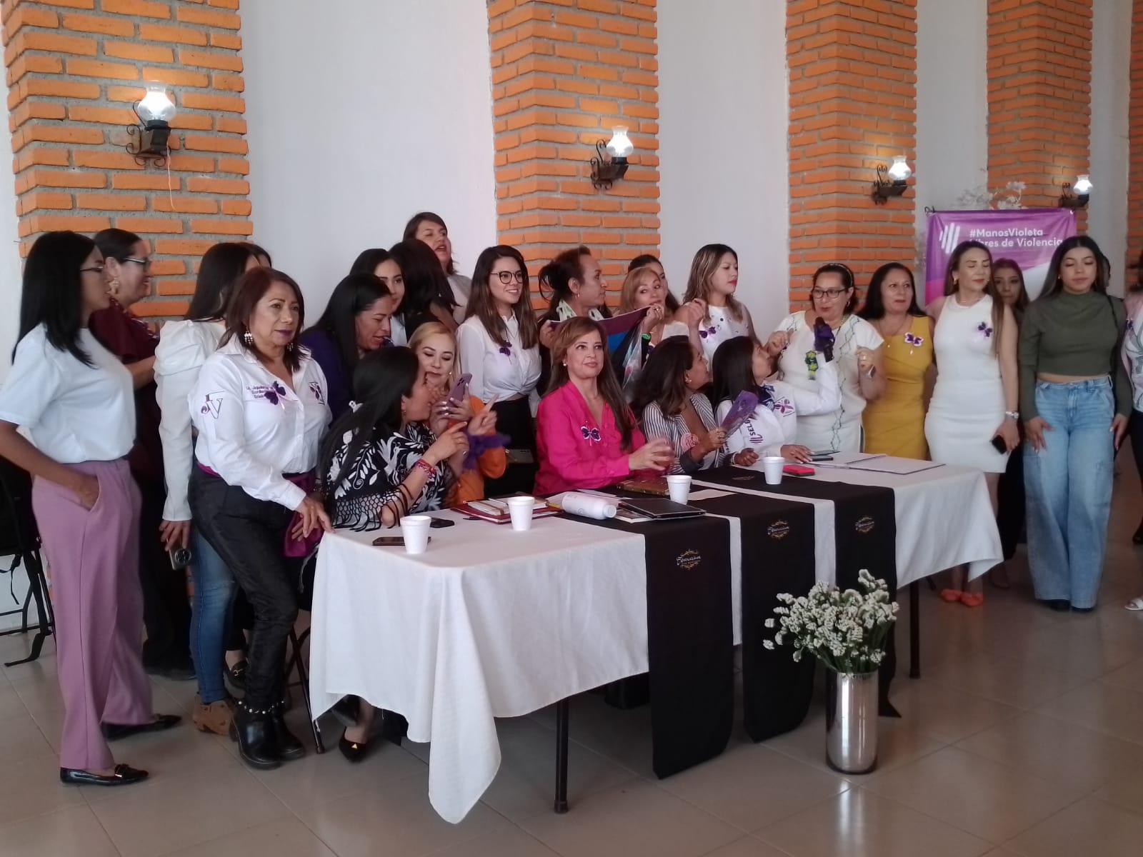 Organización Por Ella, Por Todas, presenta agenda de mujeres a Claudia Sheinbaum