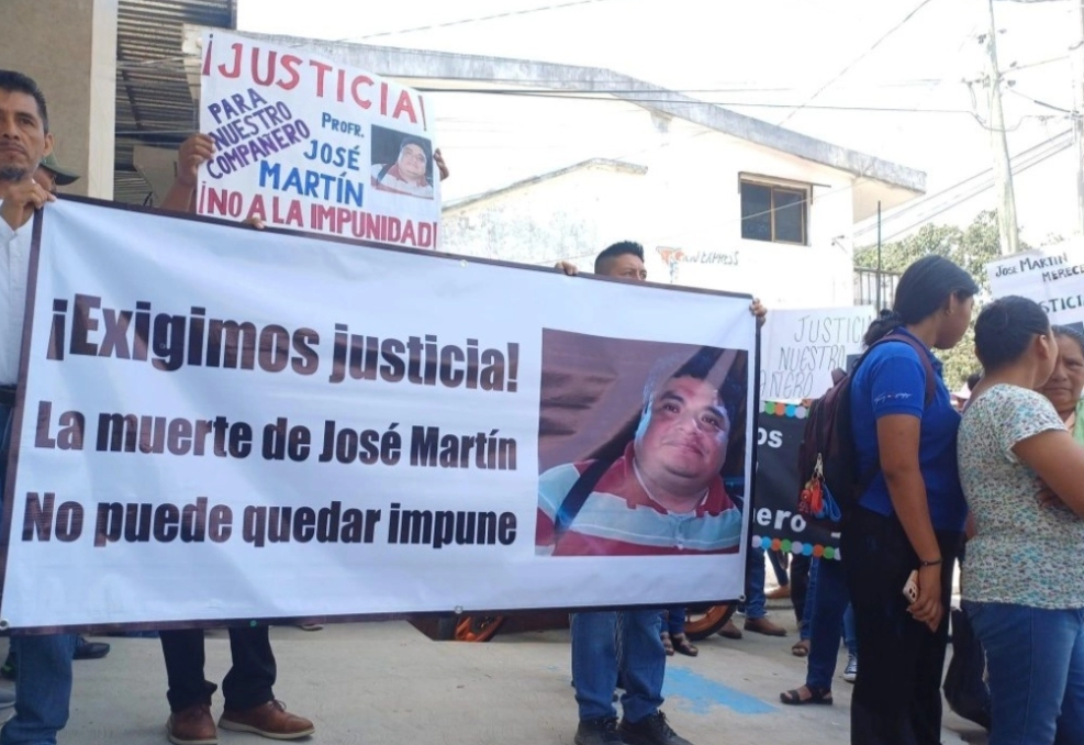 Marchan docentes en Hidalgo por justicia para compañero atropellado