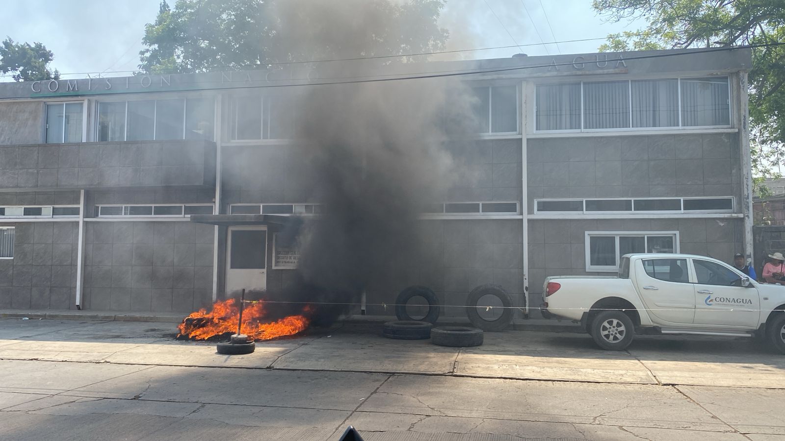 Mixquiahuala: campesinos se manifiestan en Conagua; prenden fuego a llantas