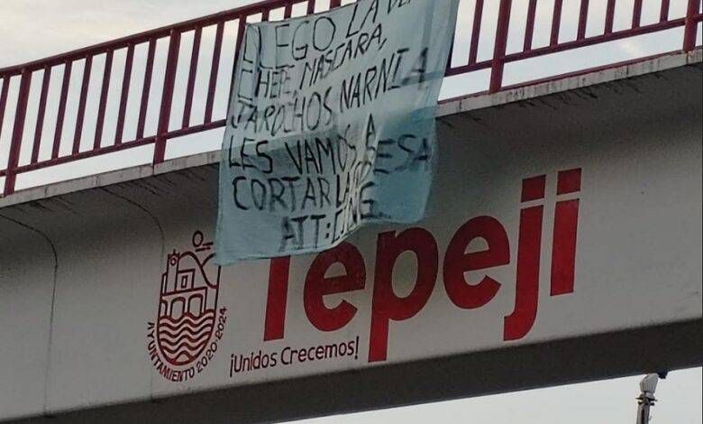 Tepeji del Río: cuelgan dos narcomantas en puentes