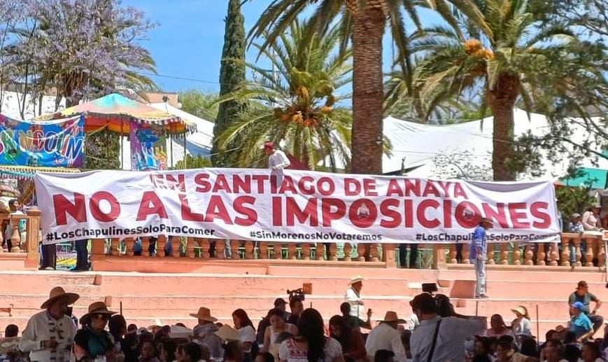 Santiago de Anaya: en muestra gastronómica, morenistas colocan lona de inconformidad por candidaturas