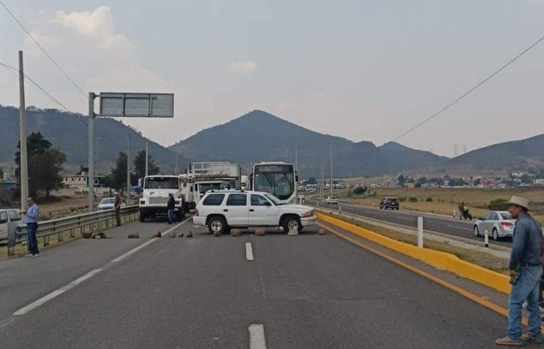 Habitantes de Singuilucan liberan carreteras tras casi 24 horas de paro para exigir agua