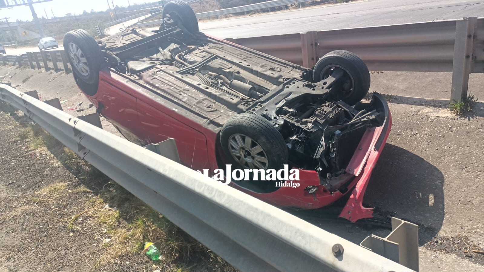 Carretera México-Tuxpan: auto vuelca a la altura del Hospital General de Tulancingo