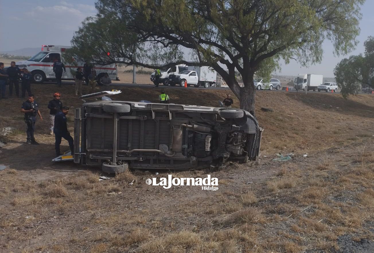 Autopista México-Pachuca: vuelca ambulancia a la altura de Tolcayuca